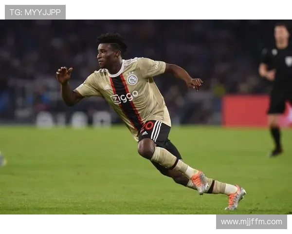 库杜斯：从新星中场到前场核心的角色演变分析